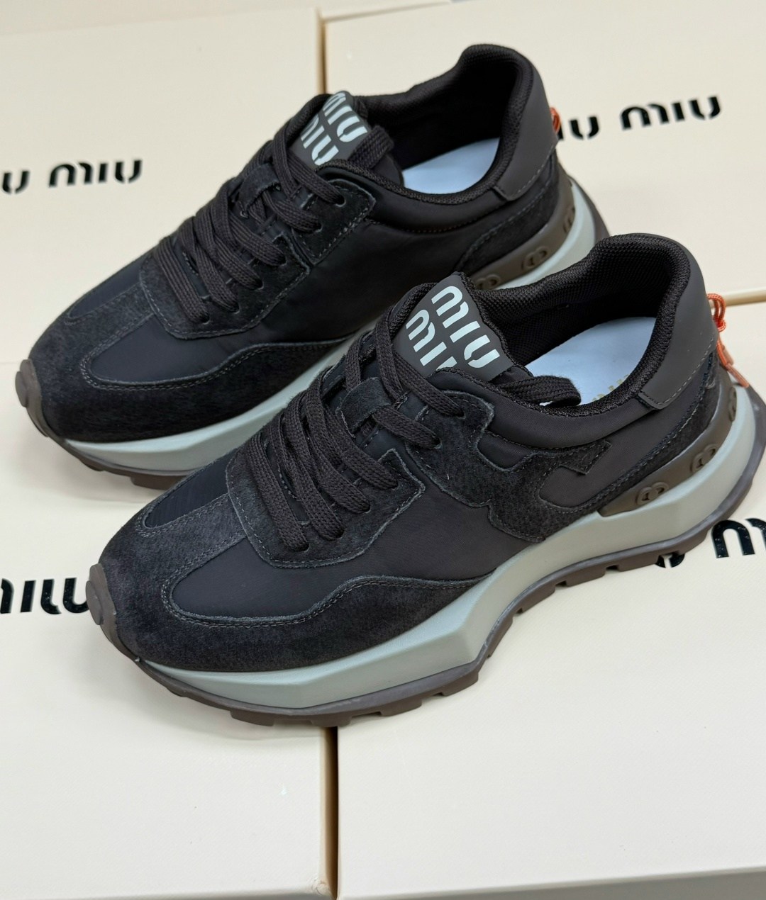 ,кроссовки женские,повседневные кроссовки,стильные кроссовки,кроссовки удобные