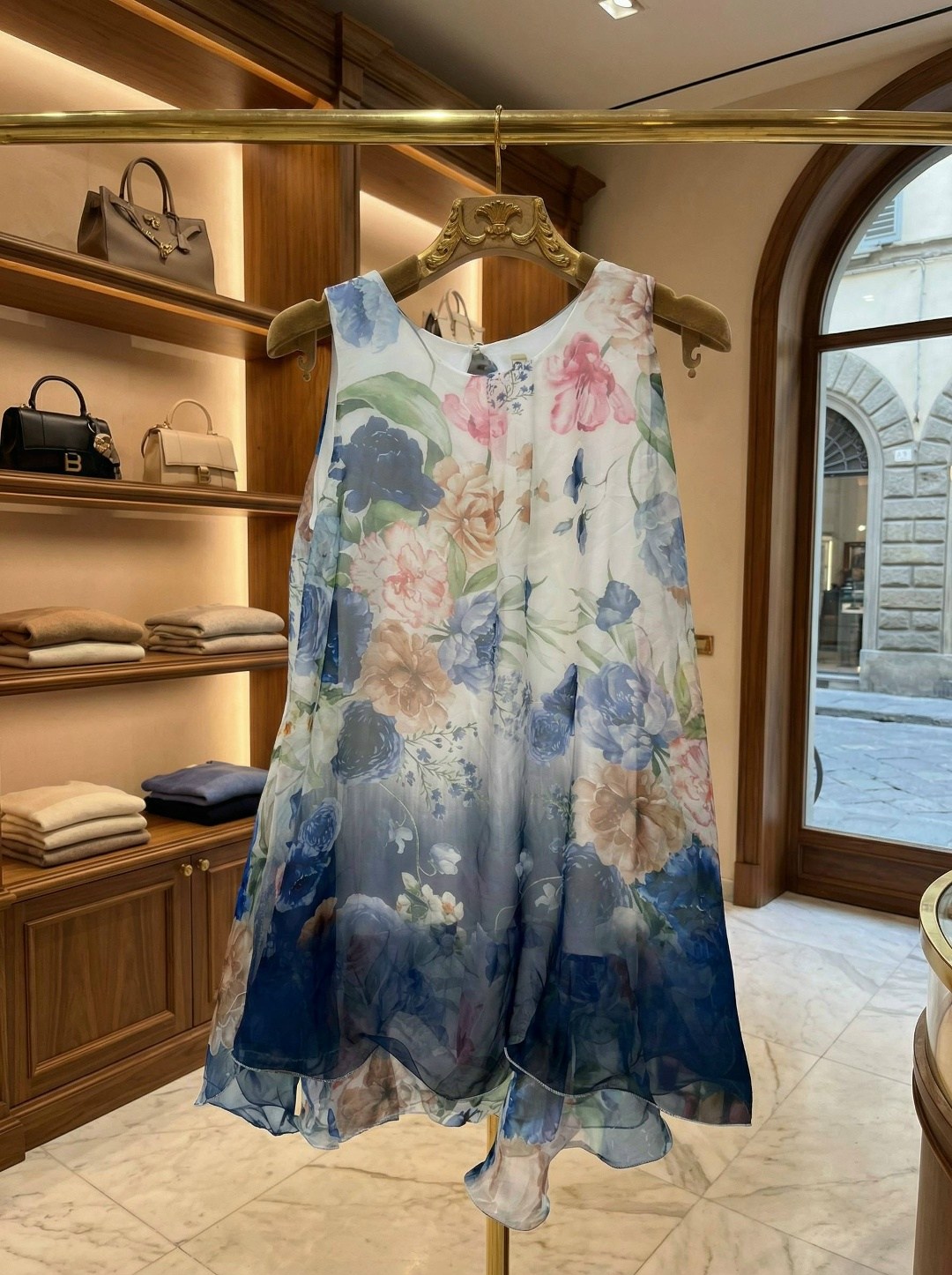 в красивом платье,красивые девушки,модель блондинка,женщина,девушка блондинка