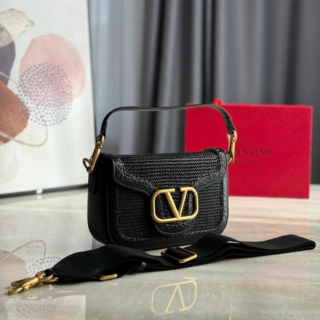 valentino garavani сумка на плечо alltime черный,кожаная сумка через плечо alltime valentino garavani черный,valentino сумка,сумка женская стильная,сумка женская модная