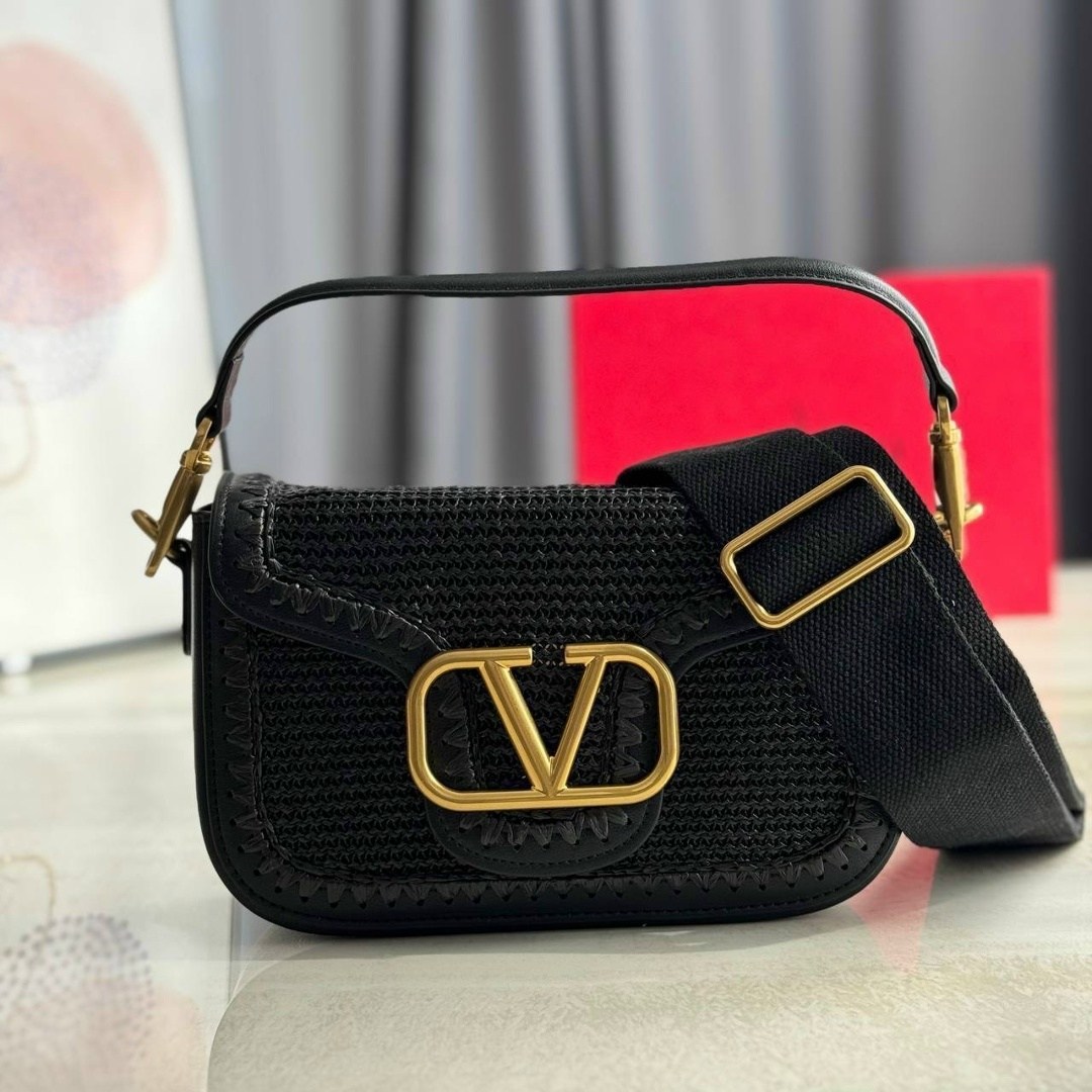 valentino garavani сумка на плечо alltime черный,кожаная сумка через плечо alltime valentino garavani черный,valentino сумка,сумка женская стильная,сумка женская модная