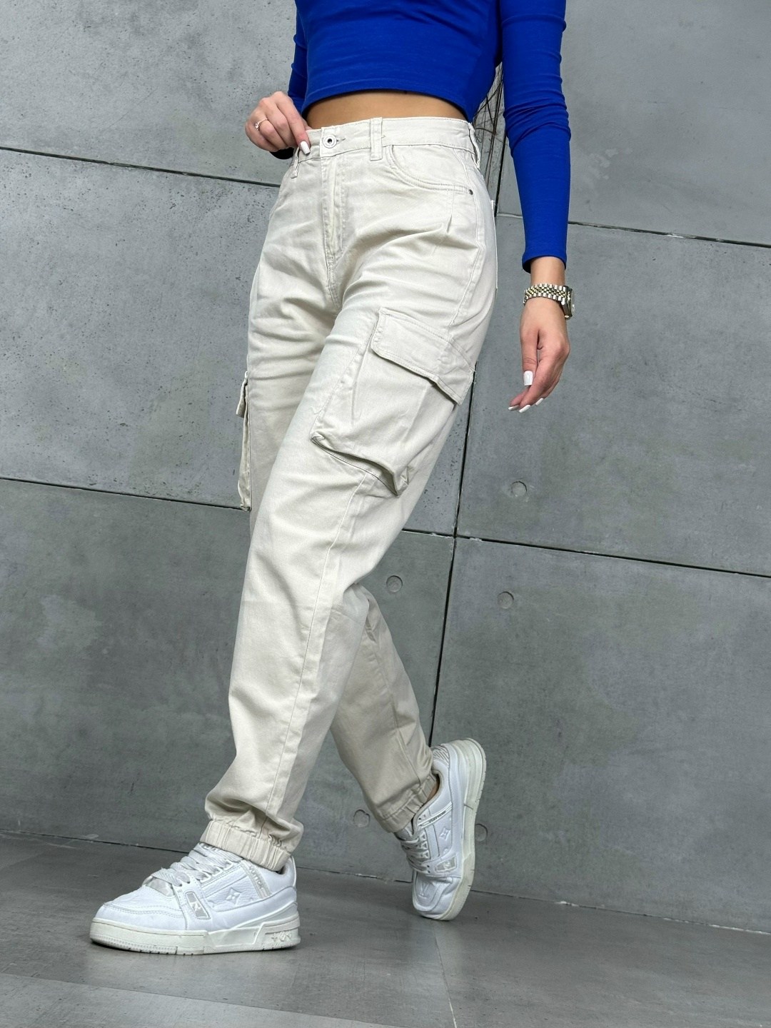 джоггеры женские,джинсы белые,белые брюки карго,стильные женские джинсы,женские джинсы