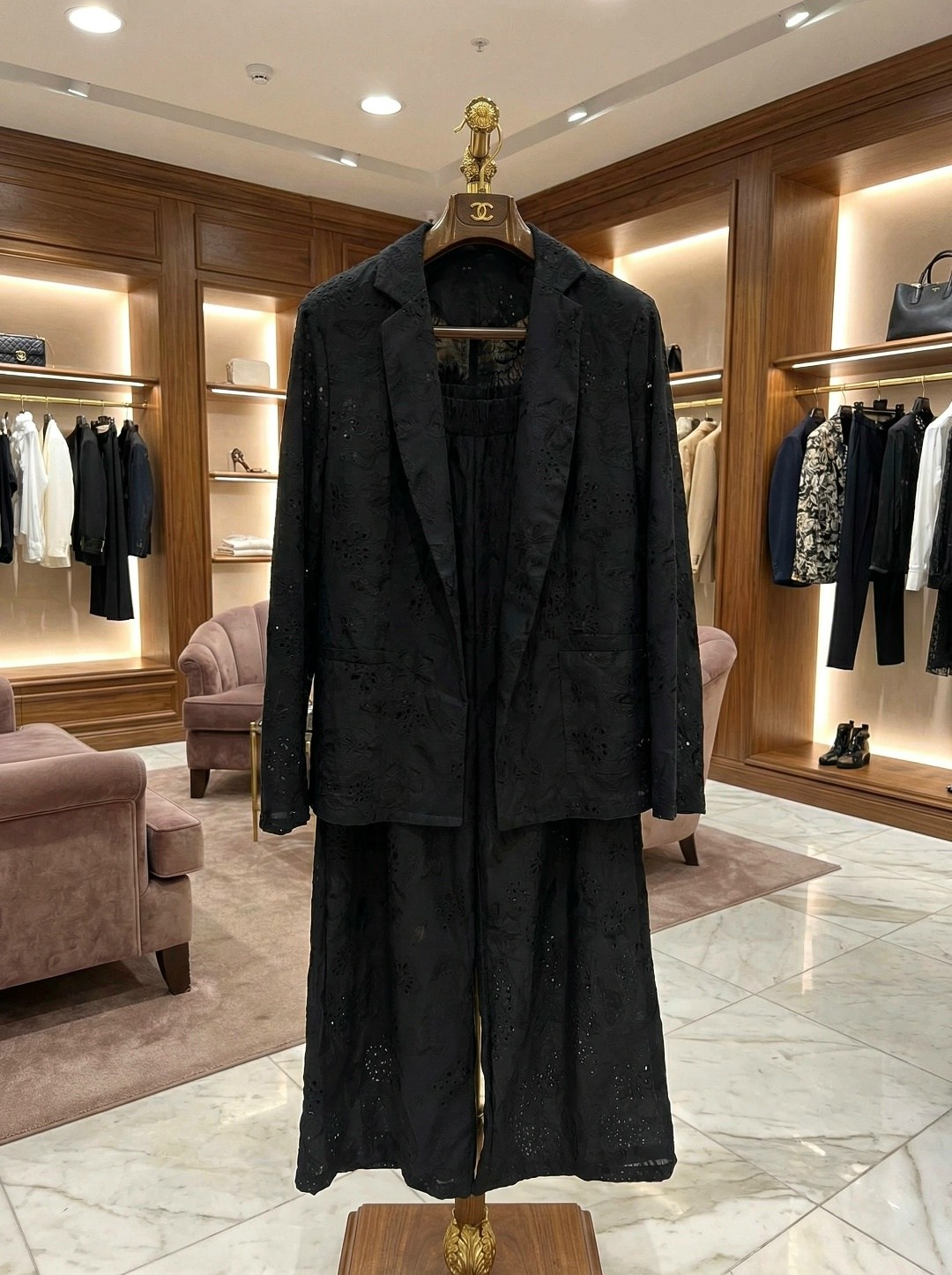 костюм брючный eola 2733 черный,черный нарядный комплект жакет и брюки из гипюра eola 2733 черный,брючный костюм,костюм брючный женский,женский брючный костюм pirs 4978