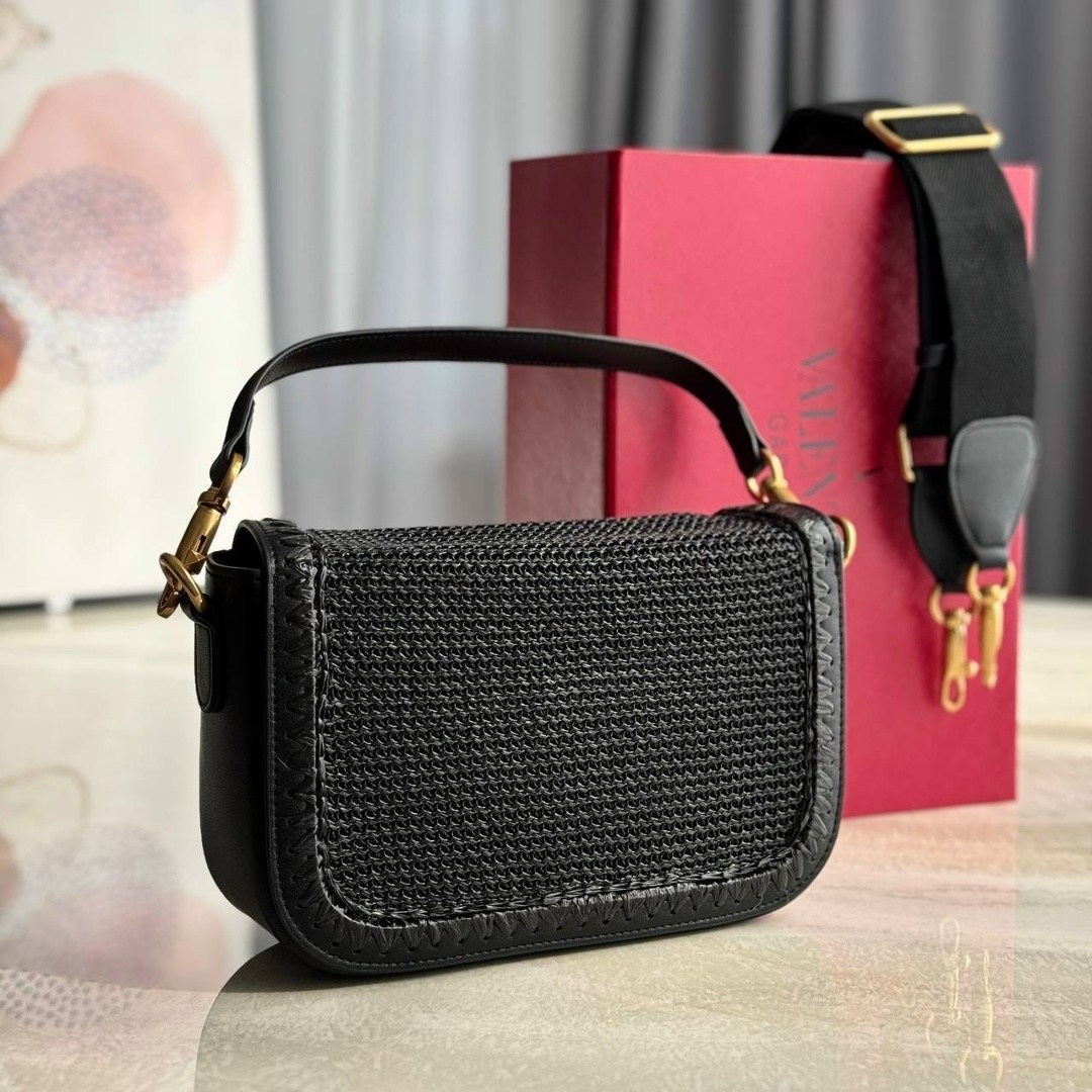 valentino garavani сумка на плечо alltime черный,кожаная сумка через плечо alltime valentino garavani черный,valentino сумка,сумка женская стильная,сумка женская модная