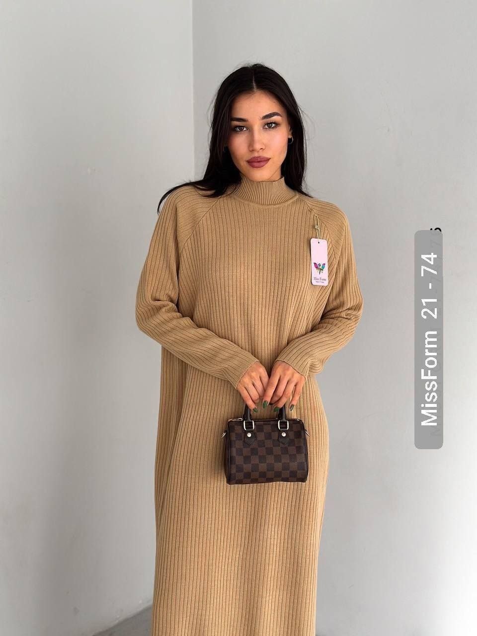 трикотажное платье макси,трикотажное платье,трикотажное платье миди,платье длинное трикотажное в рубчик с горлом бежевое,платье вязаное макси