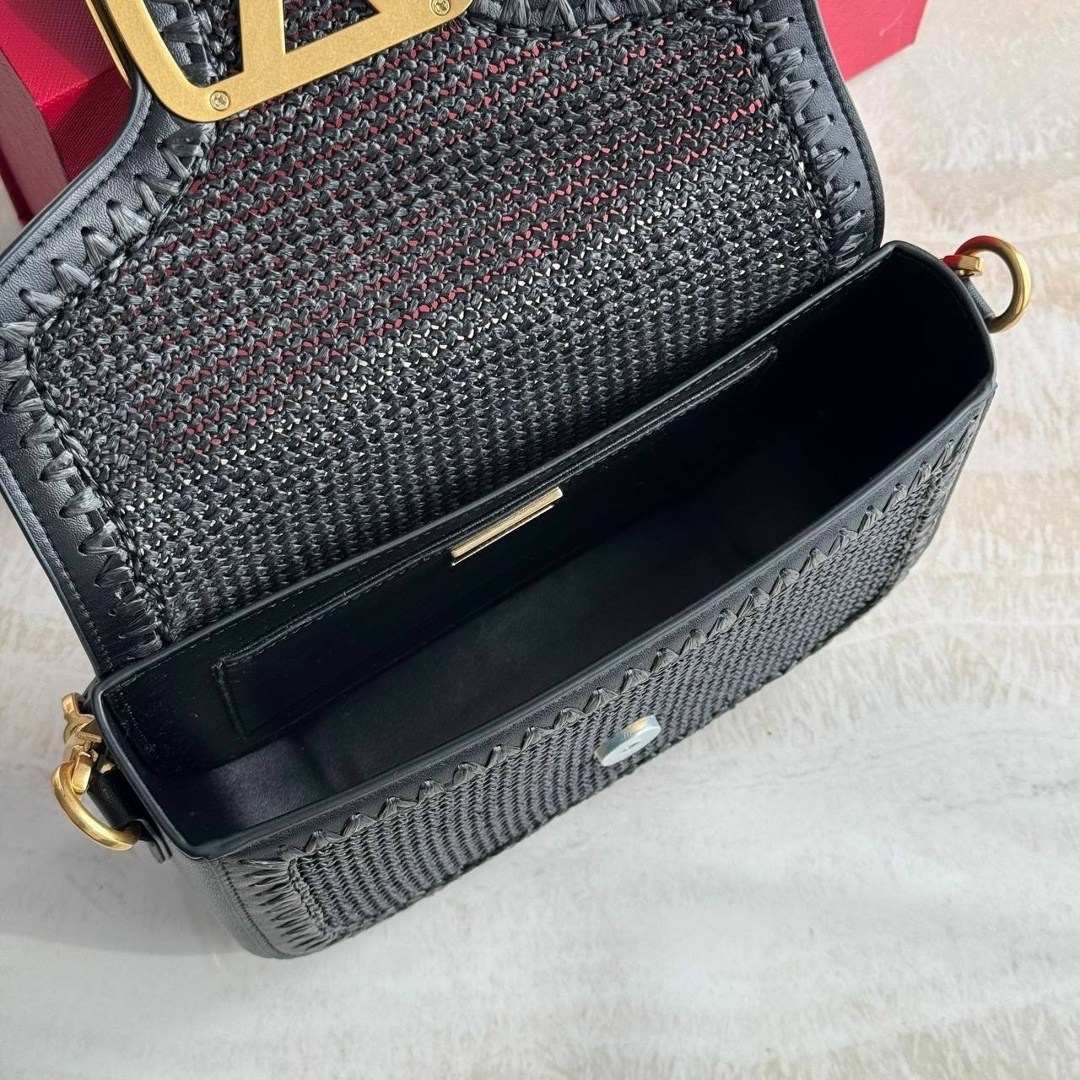 valentino garavani сумка на плечо alltime черный,кожаная сумка через плечо alltime valentino garavani черный,valentino сумка,сумка женская стильная,сумка женская модная