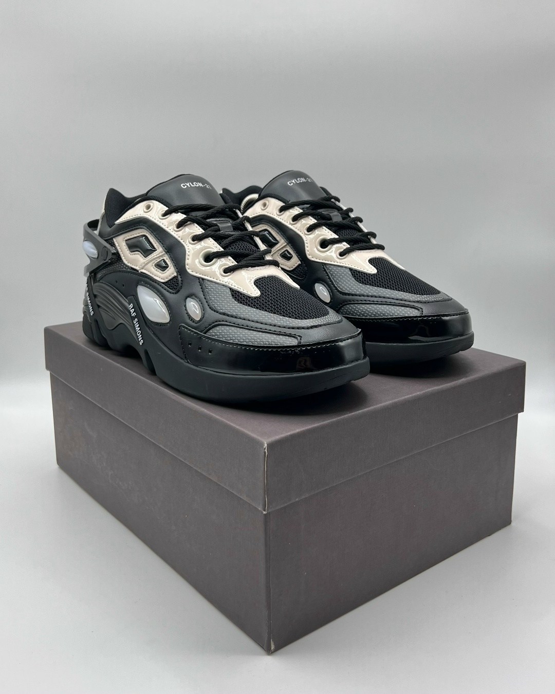 черно-бежевые кроссовки cylon-21 raf simons,кроссовки raf simons cylon-21 черный,кроссовки raf simons cylon-21 sneaker,кроссовки raf simons cylon-21 кремовый,кроссовки raf simons черный
