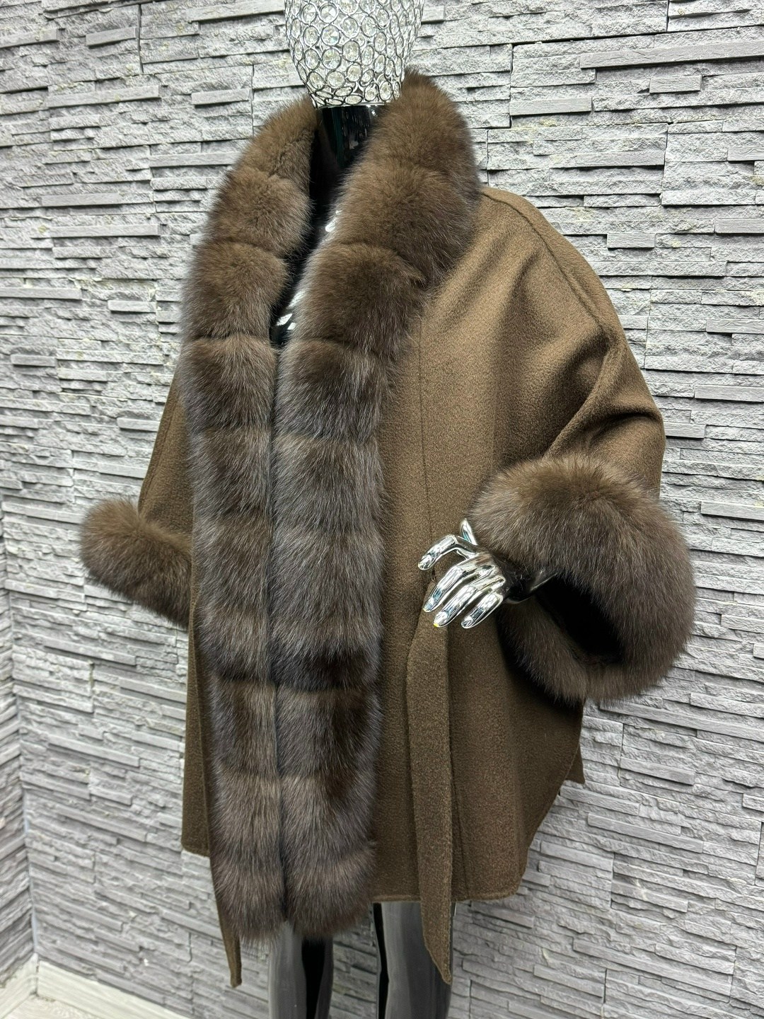 пальто с соболем,пальто из итальянского кашемира с мехом соболя,пальто с соболиным воротником,пальто с мехом соболя,пальто с воротником из соболя
