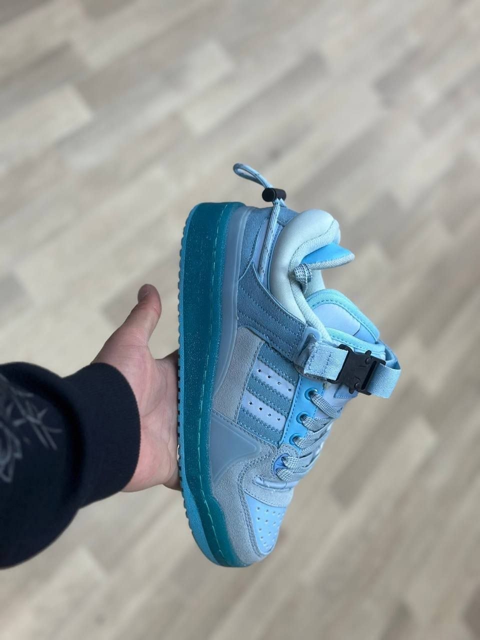 кроссовки adidas bad bunny x forum buckle low 'blue tint',кроссовки adidas,adidas forum low bad bunny голубые,adidas forum low x bad bunny blue / grey,кроссовки