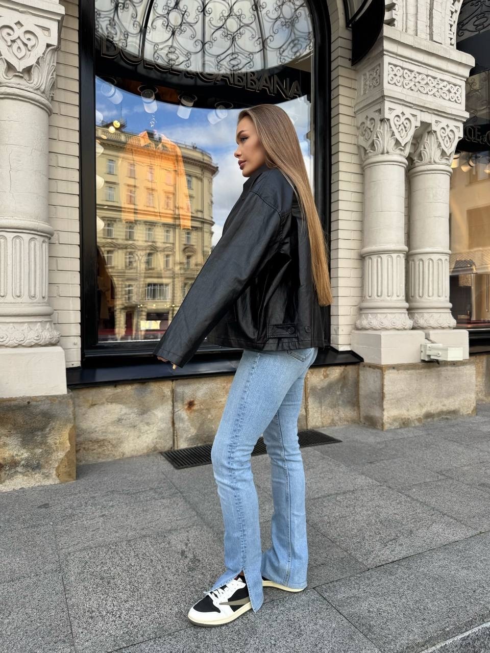 кожаная куртка женская,кожаная куртка,джинсы мом и кожаная куртка,джинсы с кожаной курткой,толстовка с джинсами