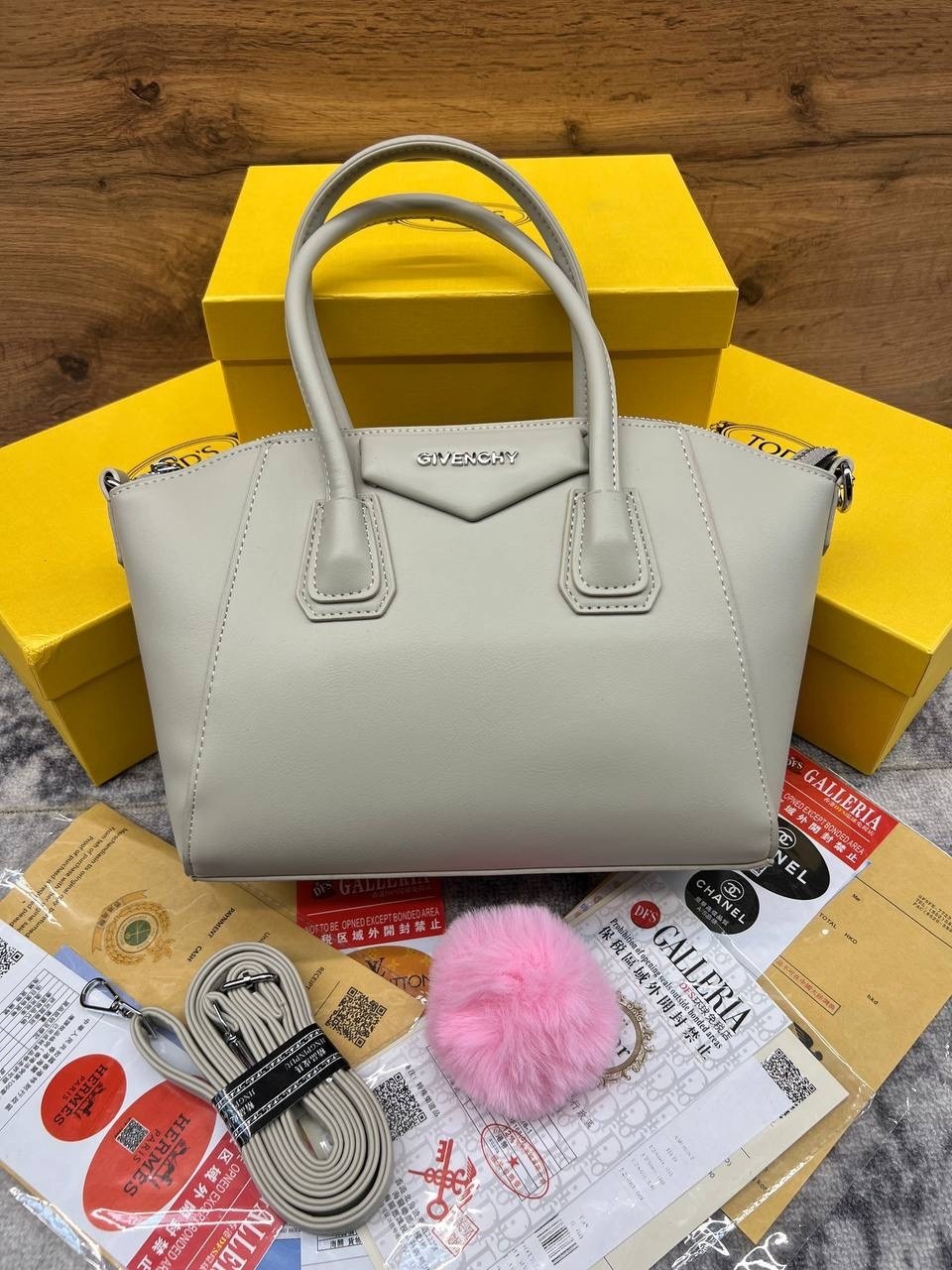 сумка givenchy,мини-сумка-тоут antigona из кожи givenchy черный,сумка-тоут antigona размера мини givenchy черный,сумка живанши,сумка женская givenchy