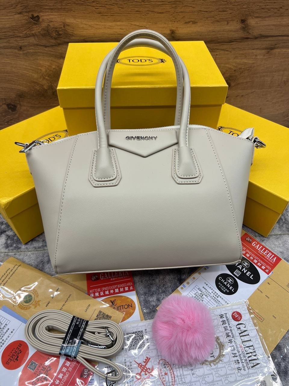 сумка givenchy,мини-сумка-тоут antigona из кожи givenchy черный,сумка-тоут antigona размера мини givenchy черный,сумка живанши,сумка женская givenchy