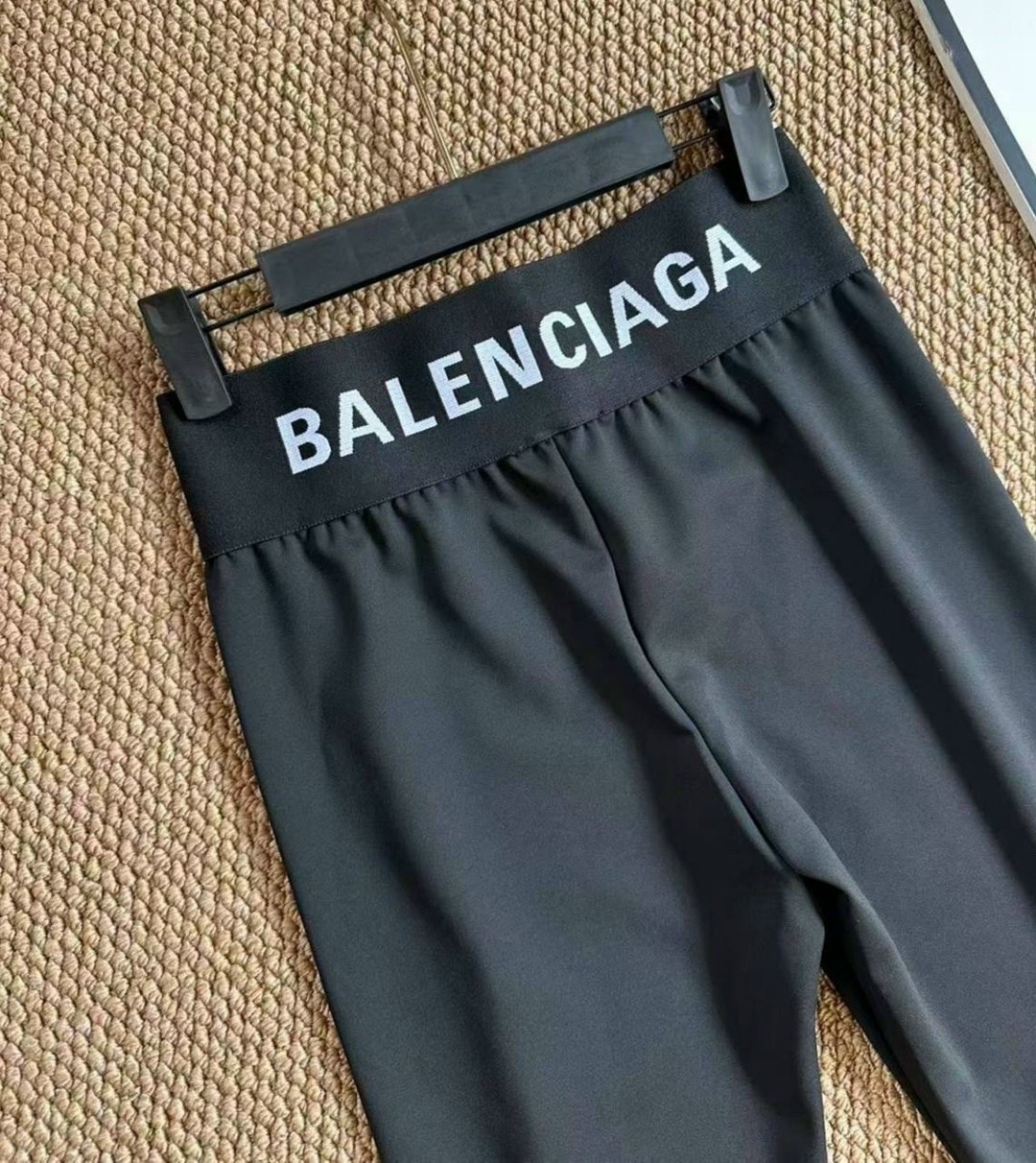 черные спортивные леггинсы balenciaga,легинсы женские,леггинсы balenciaga,женские леггинсы,balenciaga штаны