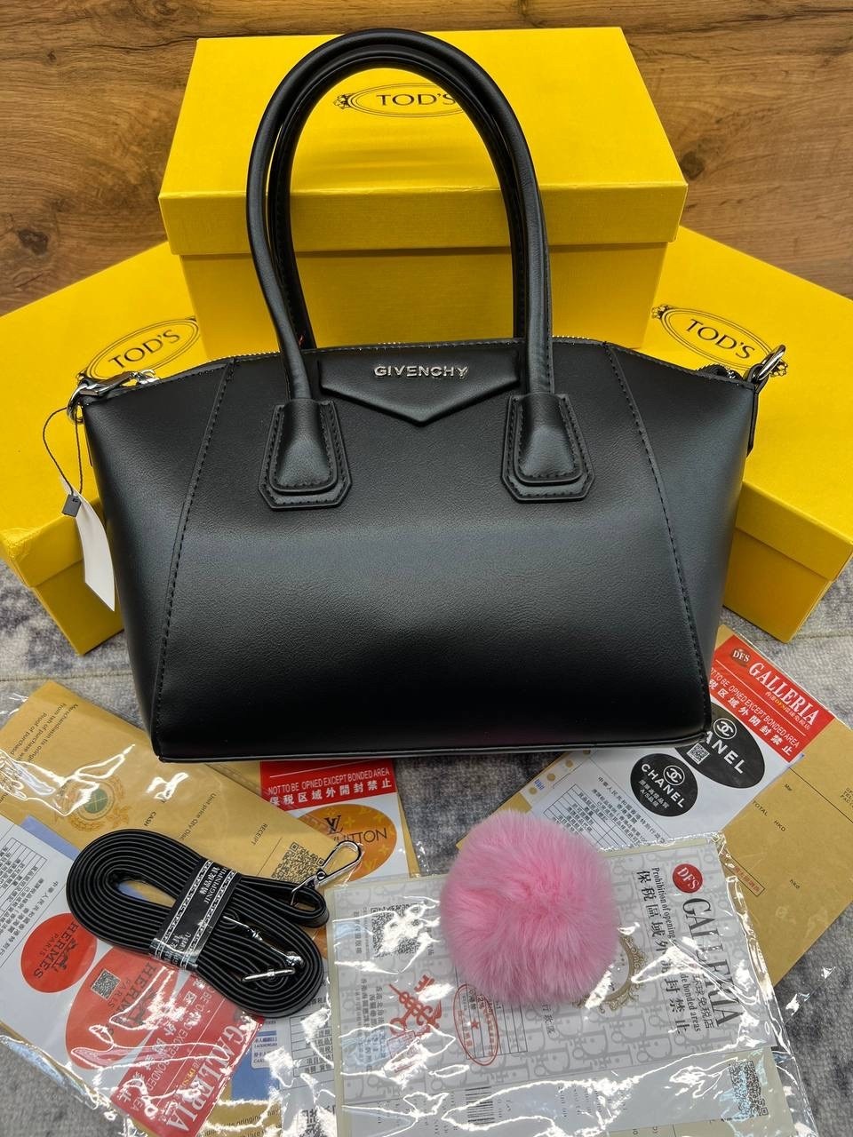 сумка givenchy,мини-сумка-тоут antigona из кожи givenchy черный,сумка-тоут antigona размера мини givenchy черный,сумка живанши,сумка женская givenchy