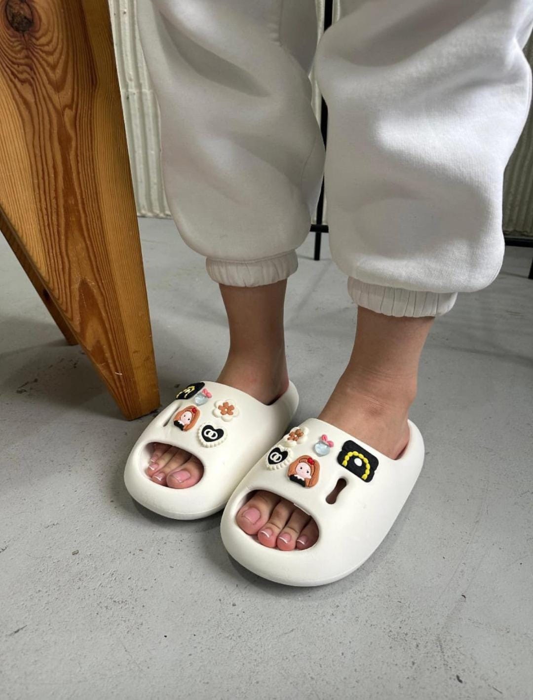 модные кроксы,, женская,шлепанцы женские,модные шлепанцы