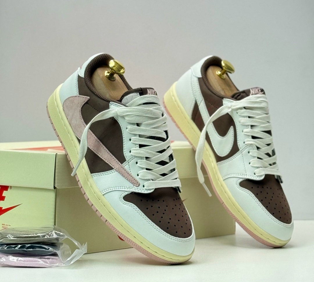 nike air jordan 1 travis scott low,кроссовки nike air jordan 1 low x travis scott,кроссовки nike air jordan 1 low og из коллаборации с travis scott,nike air jordan 1 low travis scott reverse mocha,кро