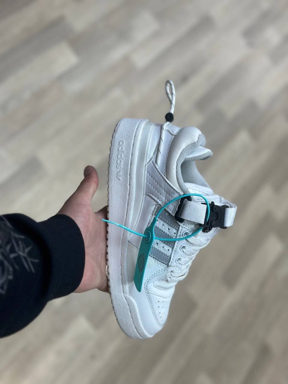 кроссовки adidas bad bunny x forum buckle low 'blue tint',кроссовки adidas,adidas forum low bad bunny голубые,adidas forum low x bad bunny blue / grey,кроссовки
