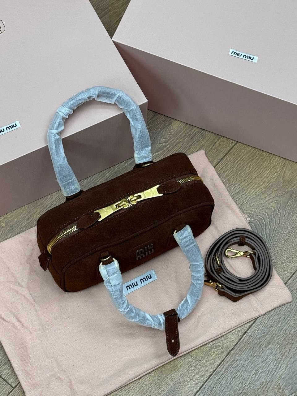 замшевая чёрная сумка miu miu 28x13 см,замшевая чёрная сумка miu miu 23x13 см,сумка замшевая miu miu,сумка женская miu miu,сумка miu miu женская на плечо замшевая