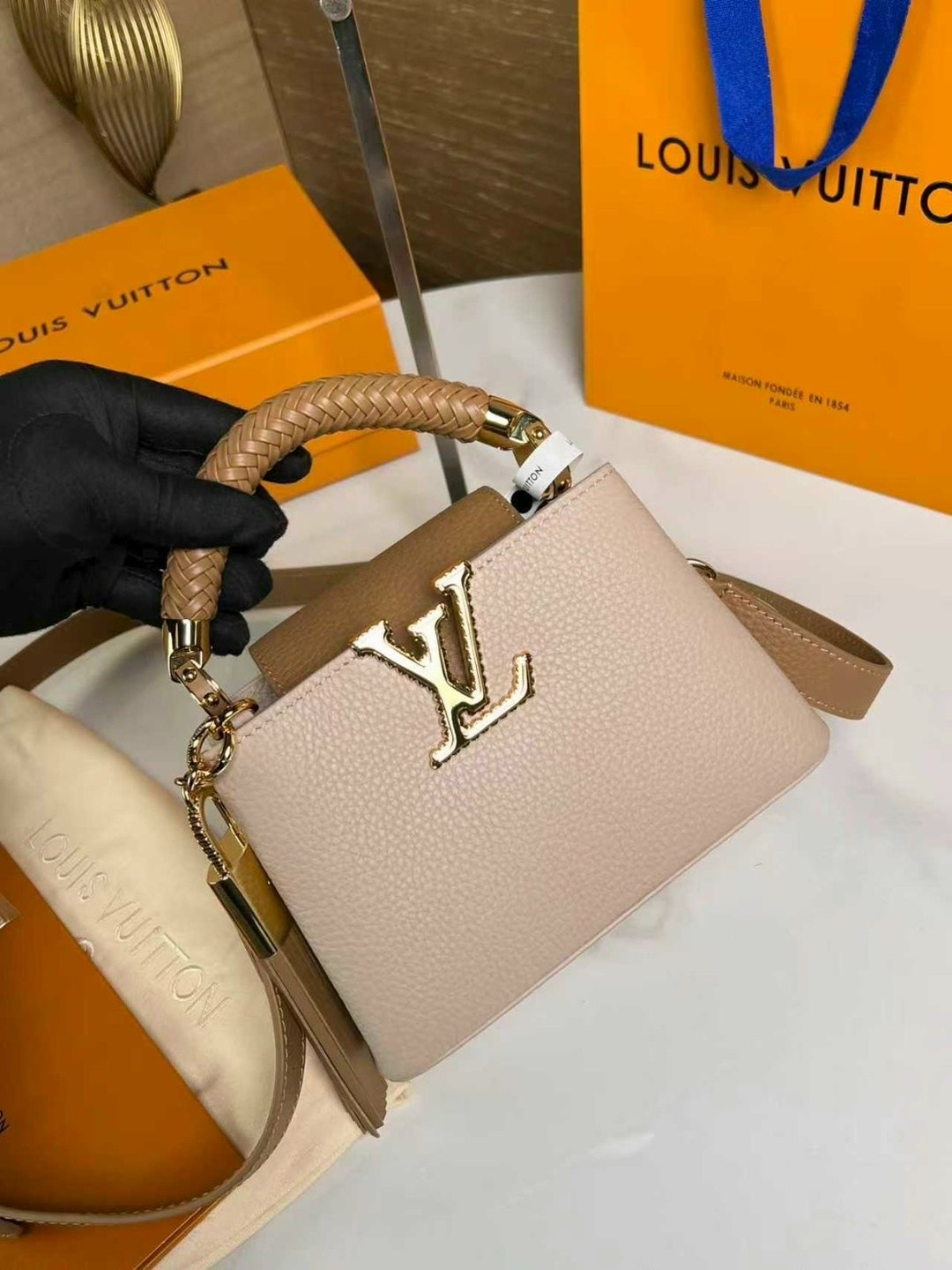 сумка louis vuitton женская,сумка louis vuitton,бежевая кожаная сумка louis vuitton new capucines bb,женская сумка louis vuitton capucines,louis vuitton сумка на плечо