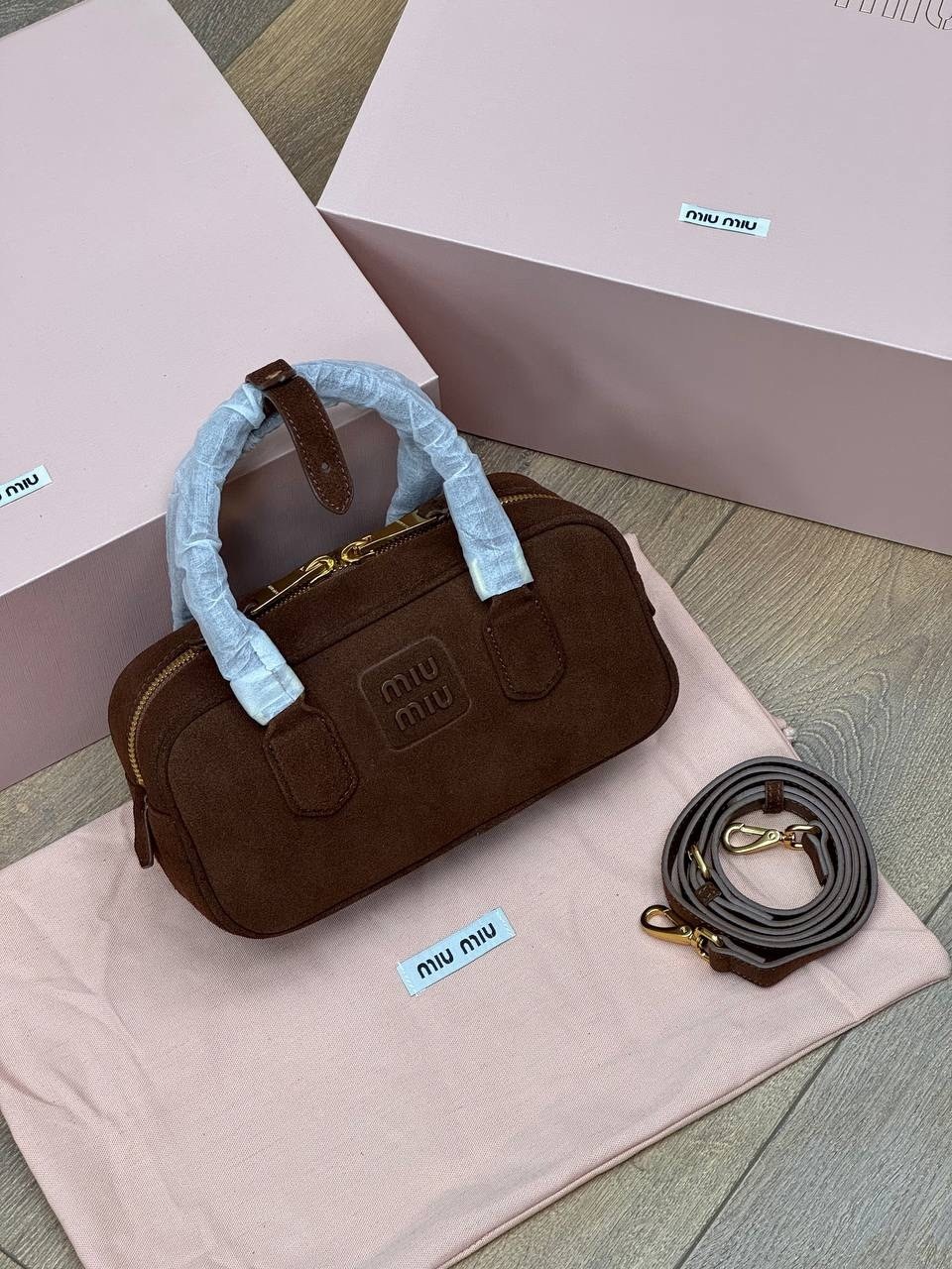 замшевая чёрная сумка miu miu 28x13 см,замшевая чёрная сумка miu miu 23x13 см,сумка замшевая miu miu,сумка женская miu miu,сумка miu miu женская на плечо замшевая