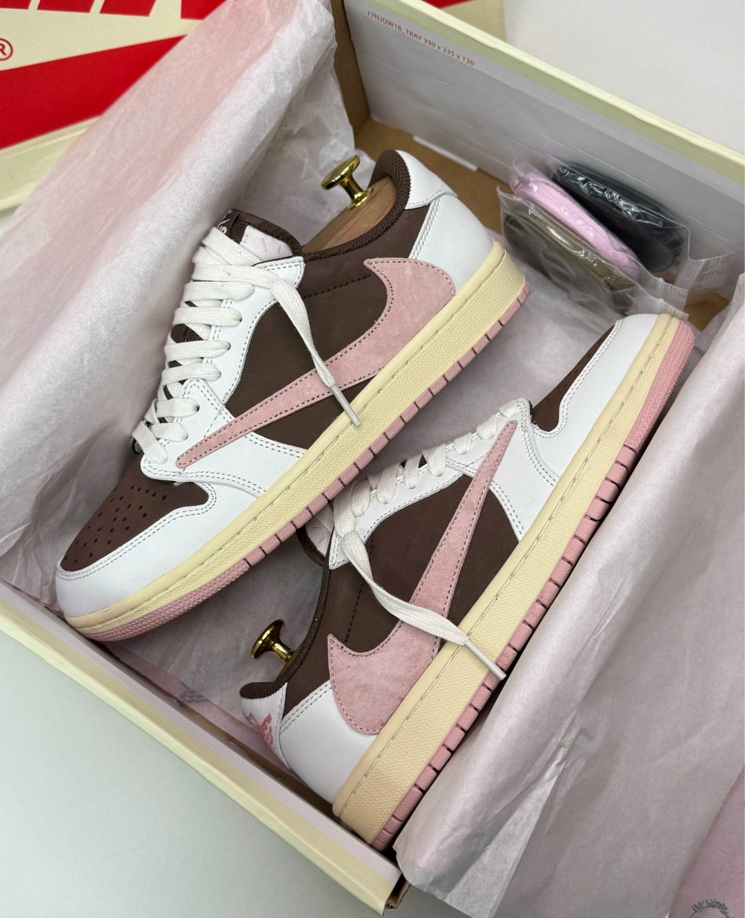 nike air jordan 1 travis scott low,кроссовки nike air jordan 1 low x travis scott,кроссовки nike air jordan 1 low og из коллаборации с travis scott,nike air jordan 1 low travis scott reverse mocha,кро