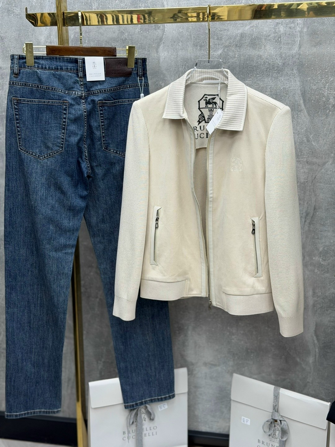 замшевая куртка,замшевая мужская куртка,замшевая куртка brunello cucinelli,мужская куртка-бомбер с отложным воротником,кожаная куртка