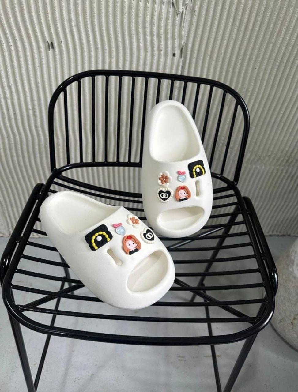 ,шлепанцы женские,модные тапочки,шлепанцы с принтом,шлепки женские