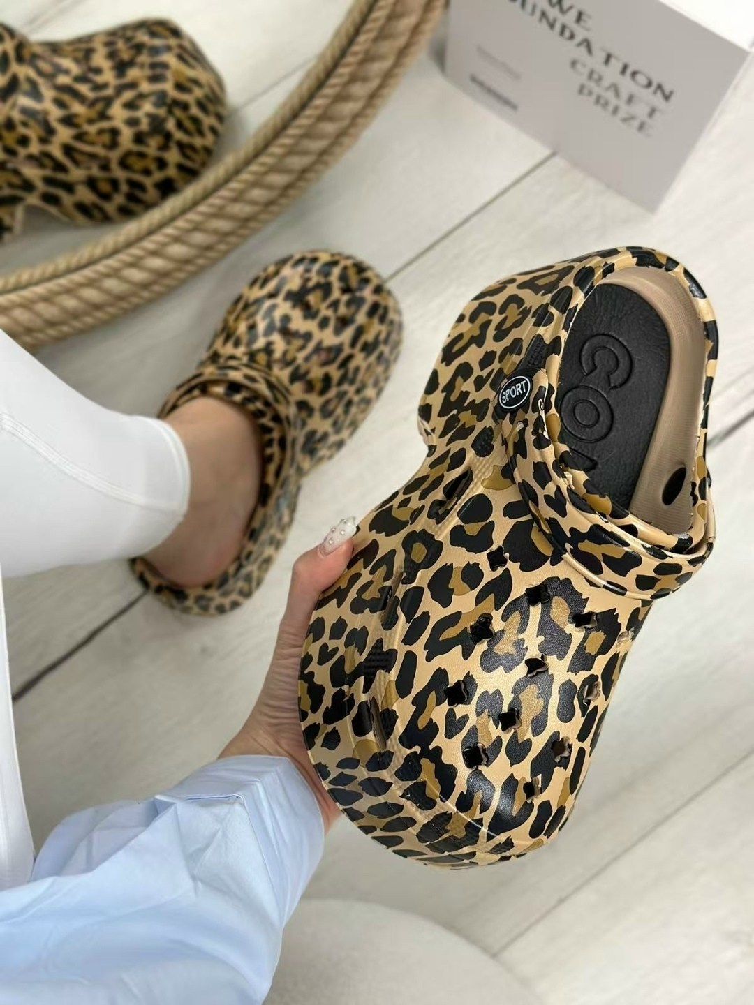 леопардовые крокс,,шлепанцы леопард,крокс леопард сабо,леопардовые кроксы