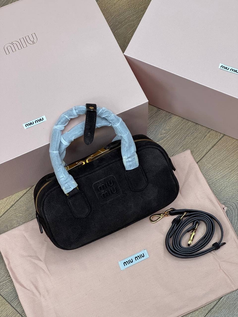 замшевая чёрная сумка miu miu 28x13 см,замшевая чёрная сумка miu miu 23x13 см,сумка замшевая miu miu,сумка женская miu miu,сумка miu miu женская на плечо замшевая