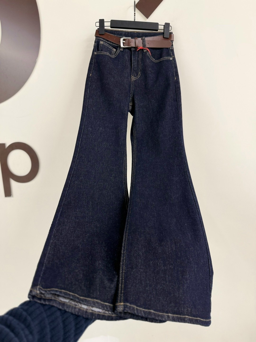 джинсы расклешенные,женские джинсы клеш,джинсы клеш,женские джинсы,джинсы клеш с высокой талией