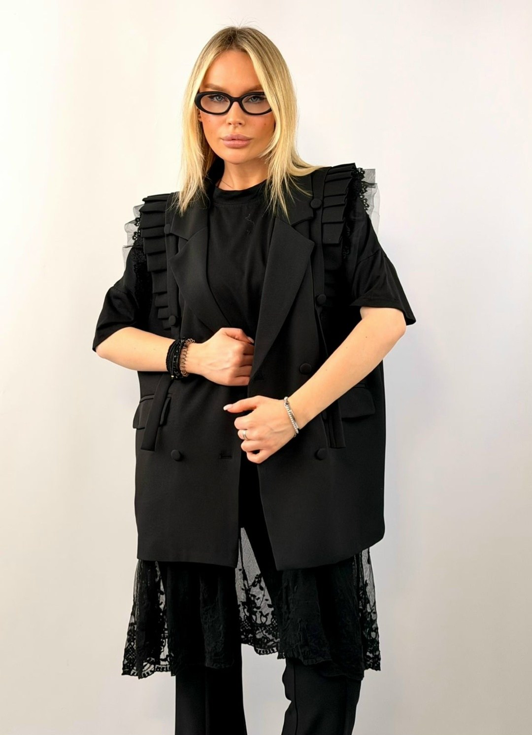 женский жилет с рюшами и воротником-стойкой,жилет,жилет костюмный с рюшей асимметричный,женский жилет,женский жилет lanmrem с оборками двубортный однотонный офисный