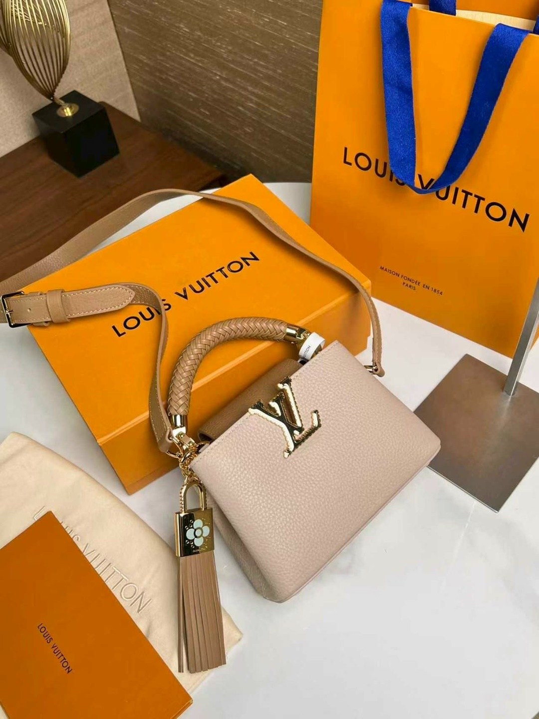 сумка louis vuitton женская,сумка louis vuitton,бежевая кожаная сумка louis vuitton new capucines bb,женская сумка louis vuitton capucines,louis vuitton сумка на плечо