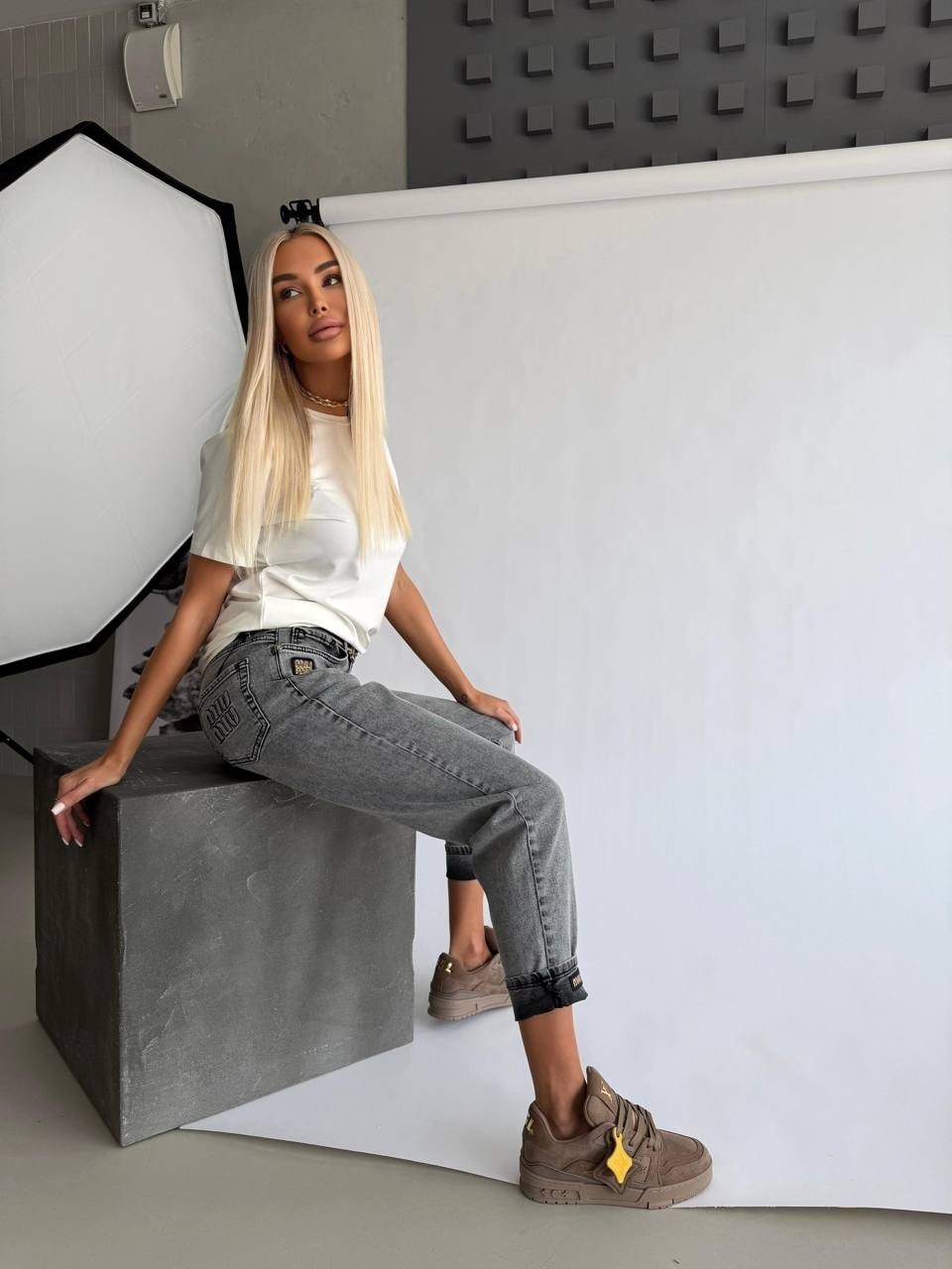 джинсы женские,джинсы женские серые,джинсы мом,джинсы женские мом,стильные джинсы