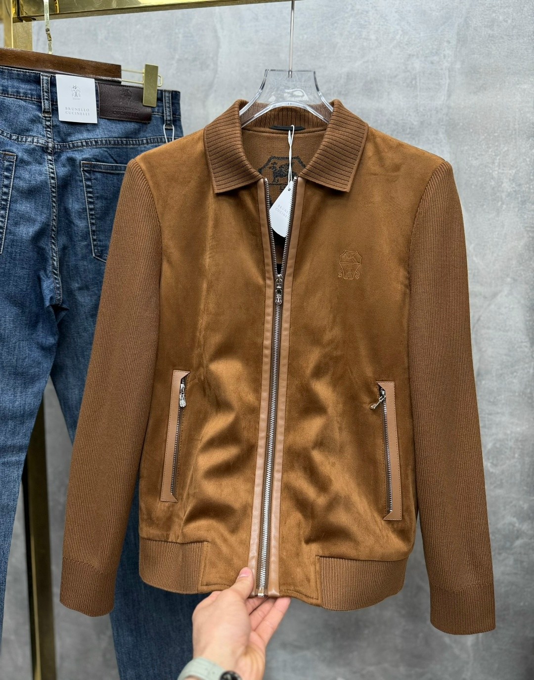 замшевая куртка,замшевая мужская куртка,замшевая куртка brunello cucinelli,мужская куртка-бомбер с отложным воротником,кожаная куртка