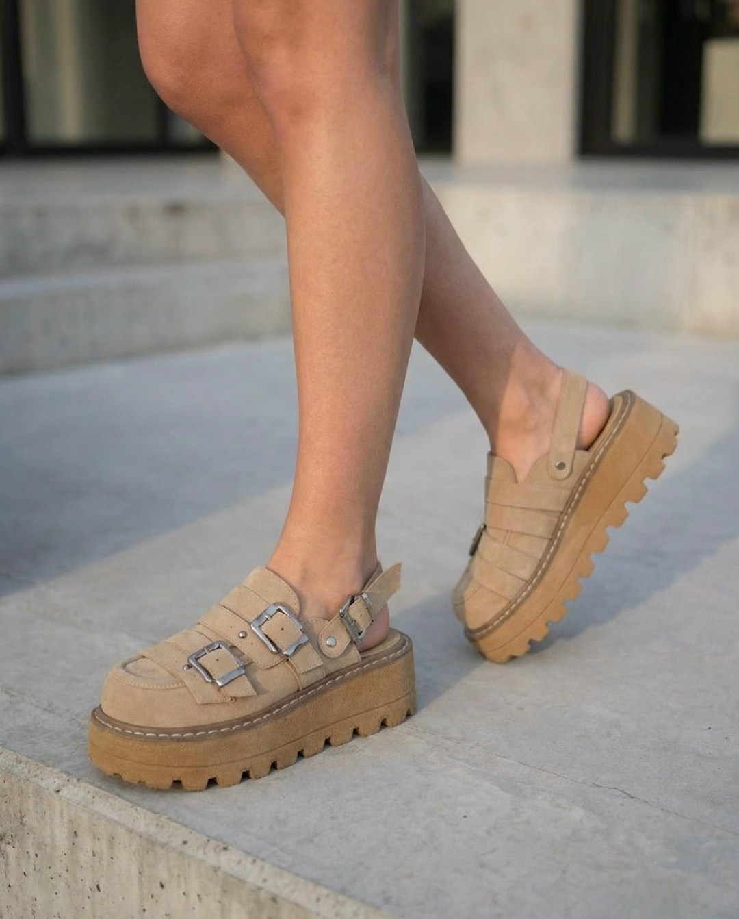 на массивной подошве,женская ,массивные лоферы,сандали на массивной подошве,обуви