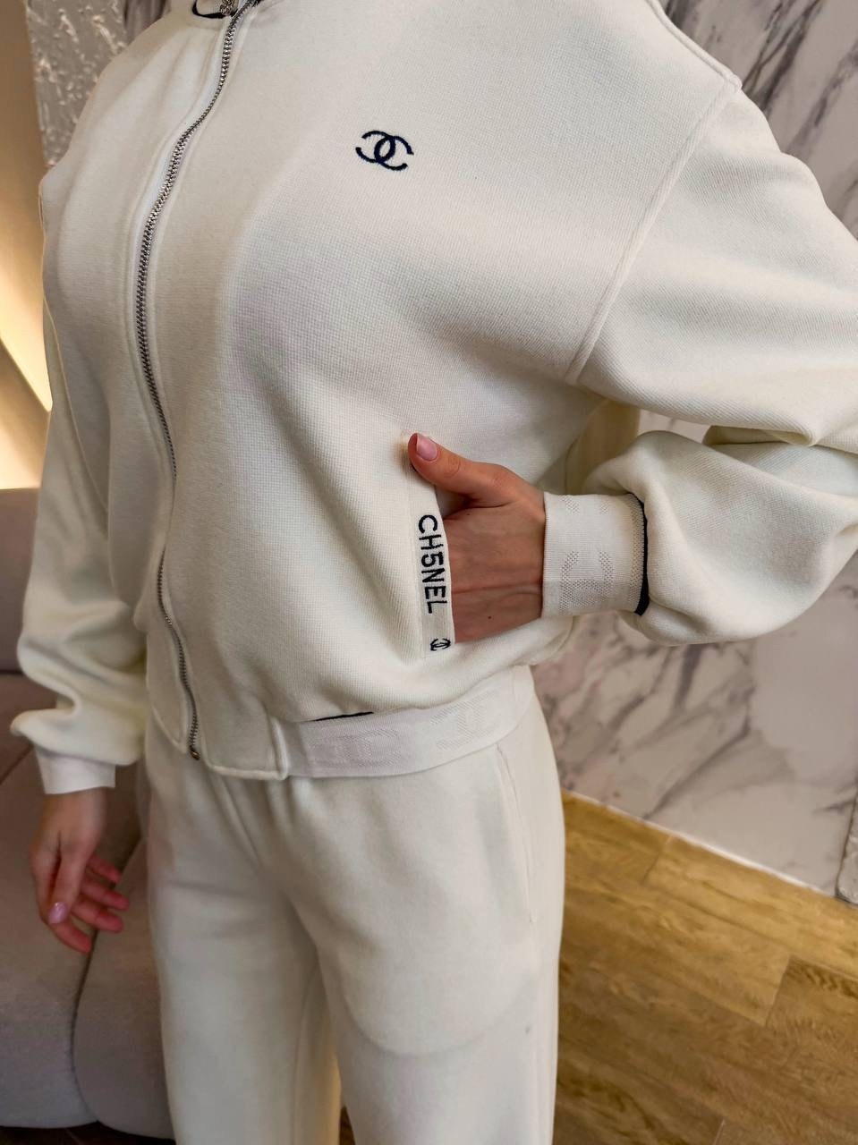 стильные костюмы,костюм белый,спортивные костюмы белые,спортивные женские костюмы,костюм с брюками