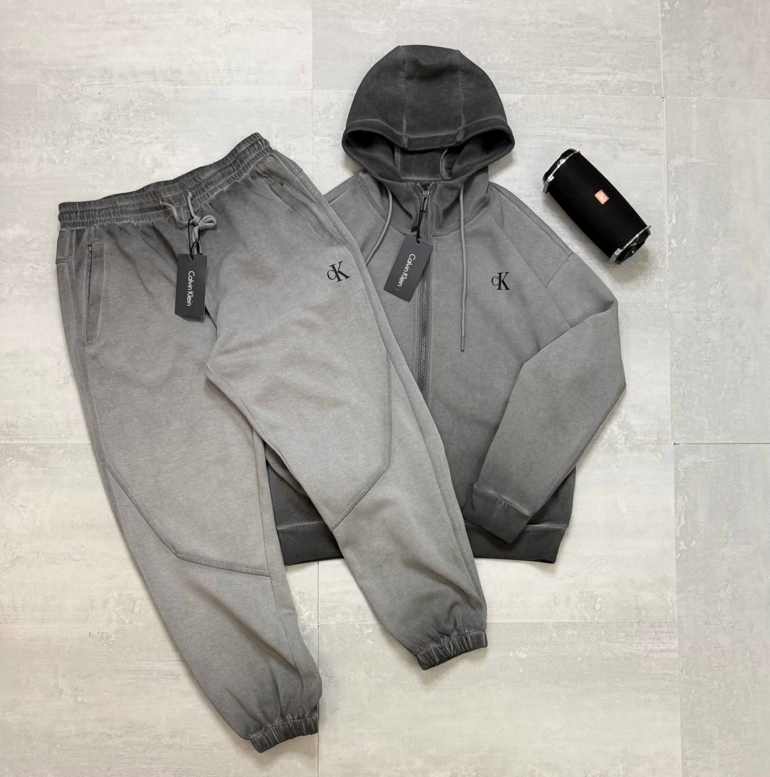 серый спортивный костюм кельвин кляйн,спортивный костюм calvin klein,спортивные костюмы brunello cucinelli,спортивный костюм мужской,спортивный костюм