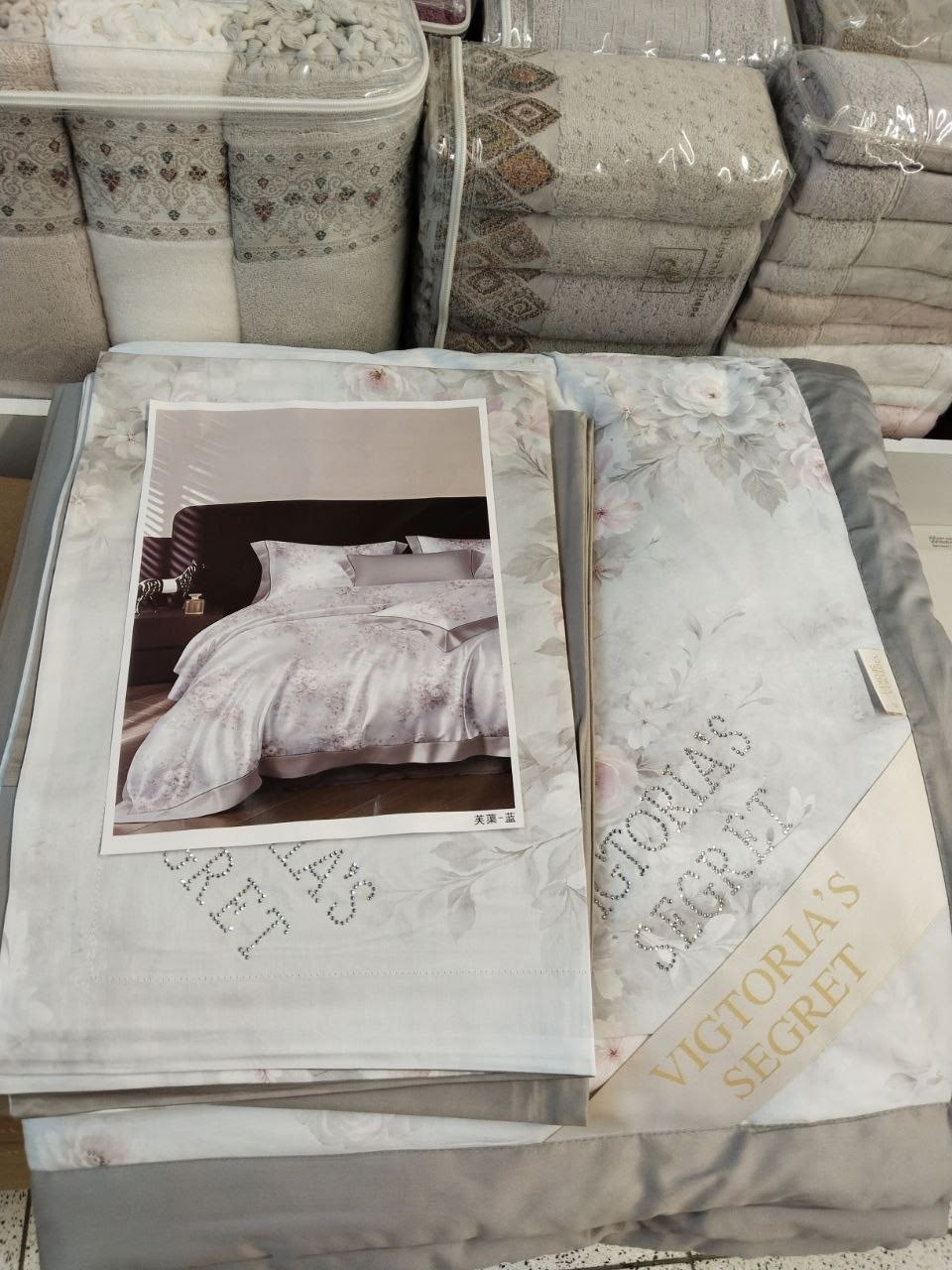 комплект постельного белья с одеялом,комплект постельного белья с одеялом la perla,комплект постельного белья с одеялом blumarine,комплект постельного белья,комплект постельного белья с готовыми одеял