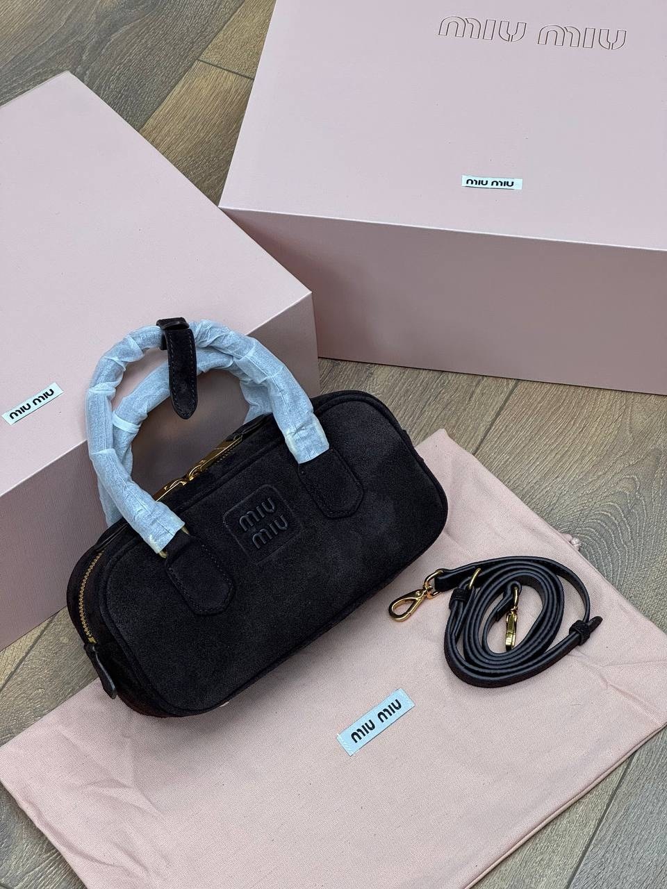 замшевая чёрная сумка miu miu 28x13 см,замшевая чёрная сумка miu miu 23x13 см,сумка замшевая miu miu,сумка женская miu miu,сумка miu miu женская на плечо замшевая