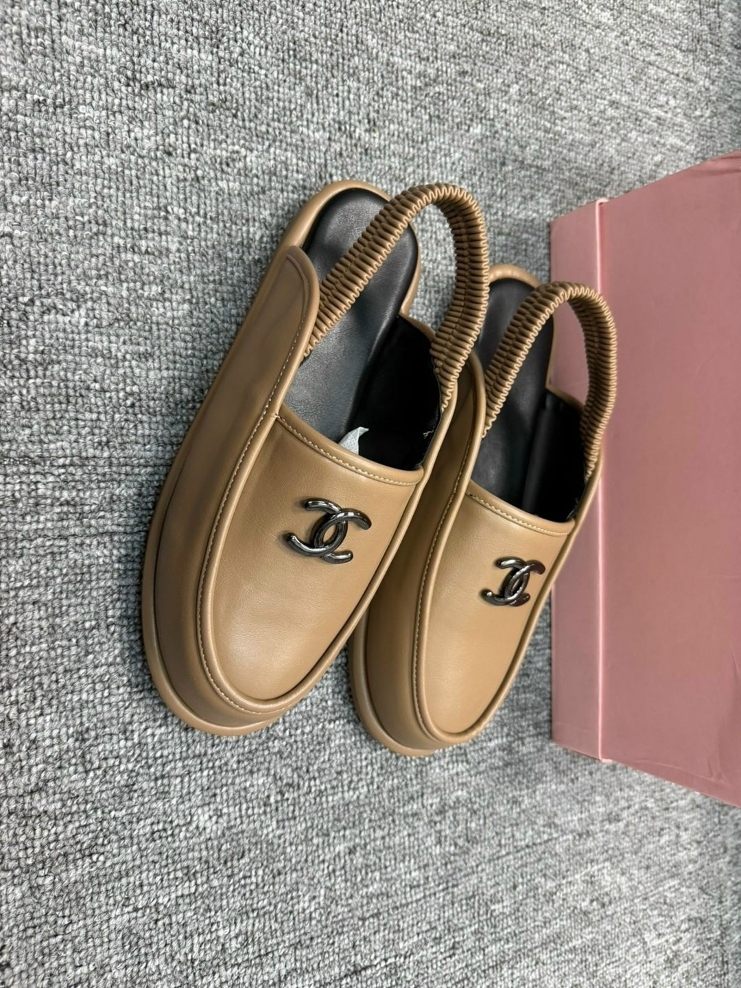 шлепанцы шанель,,шлепки шанель,босоножки chanel,лоферы chanel