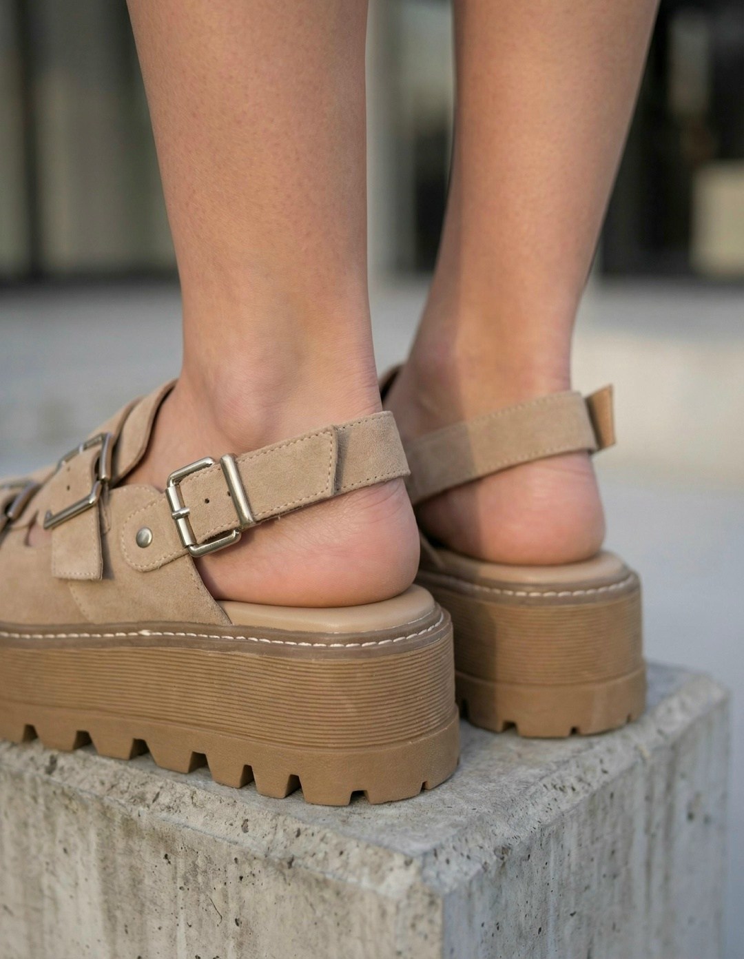 на массивной подошве,женская ,массивные лоферы,сандали на массивной подошве,обуви