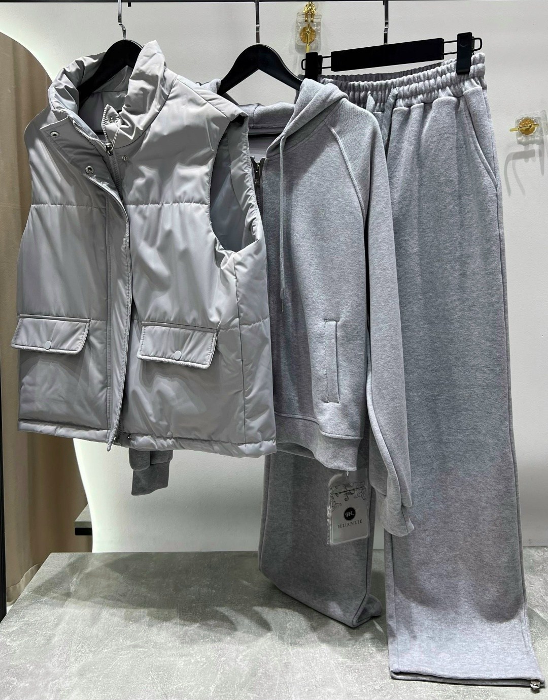 женский серый костюм тройка miu miu,костюм тройка brunello cucinelli,женский костюм тройка,женский серый костюм тройка,серый костюм тройка