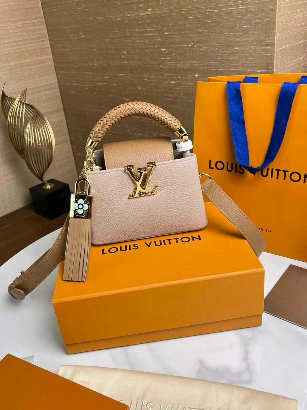 сумка louis vuitton женская,сумка louis vuitton,бежевая кожаная сумка louis vuitton new capucines bb,женская сумка louis vuitton capucines,louis vuitton сумка на плечо