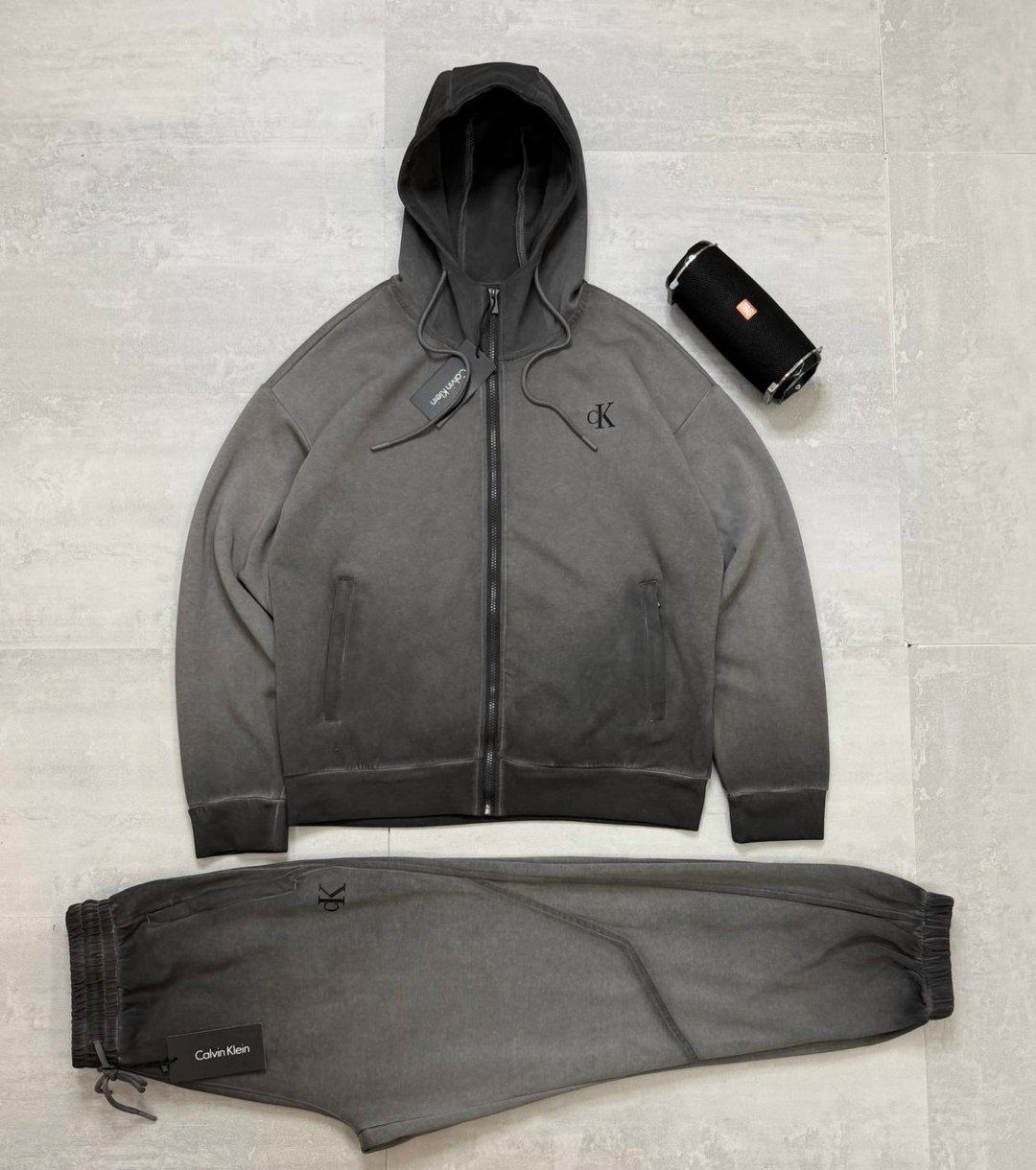 серый спортивный костюм кельвин кляйн,спортивный костюм calvin klein,спортивные костюмы brunello cucinelli,спортивный костюм мужской,спортивный костюм