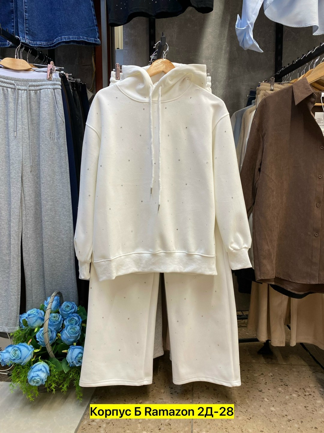 костюм со стразами,костюм спортивный в стразах,костюм женский со стразами,женский костюм,