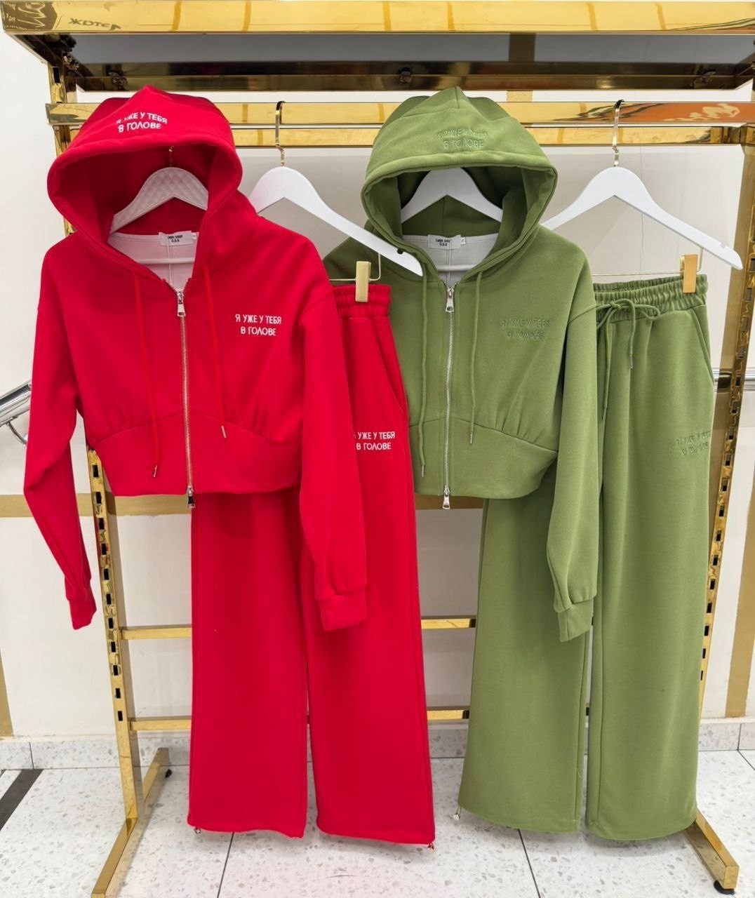 женский красный костюм miu miu,спортивный костюм женский,стильный костюм,женские костюмы,спортивный костюм miu miu женский