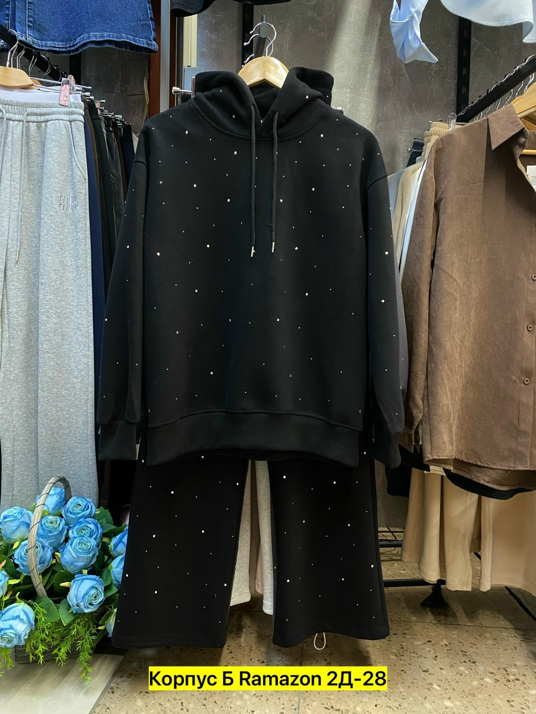 костюм со стразами,костюм спортивный в стразах,костюм женский со стразами,женский костюм,