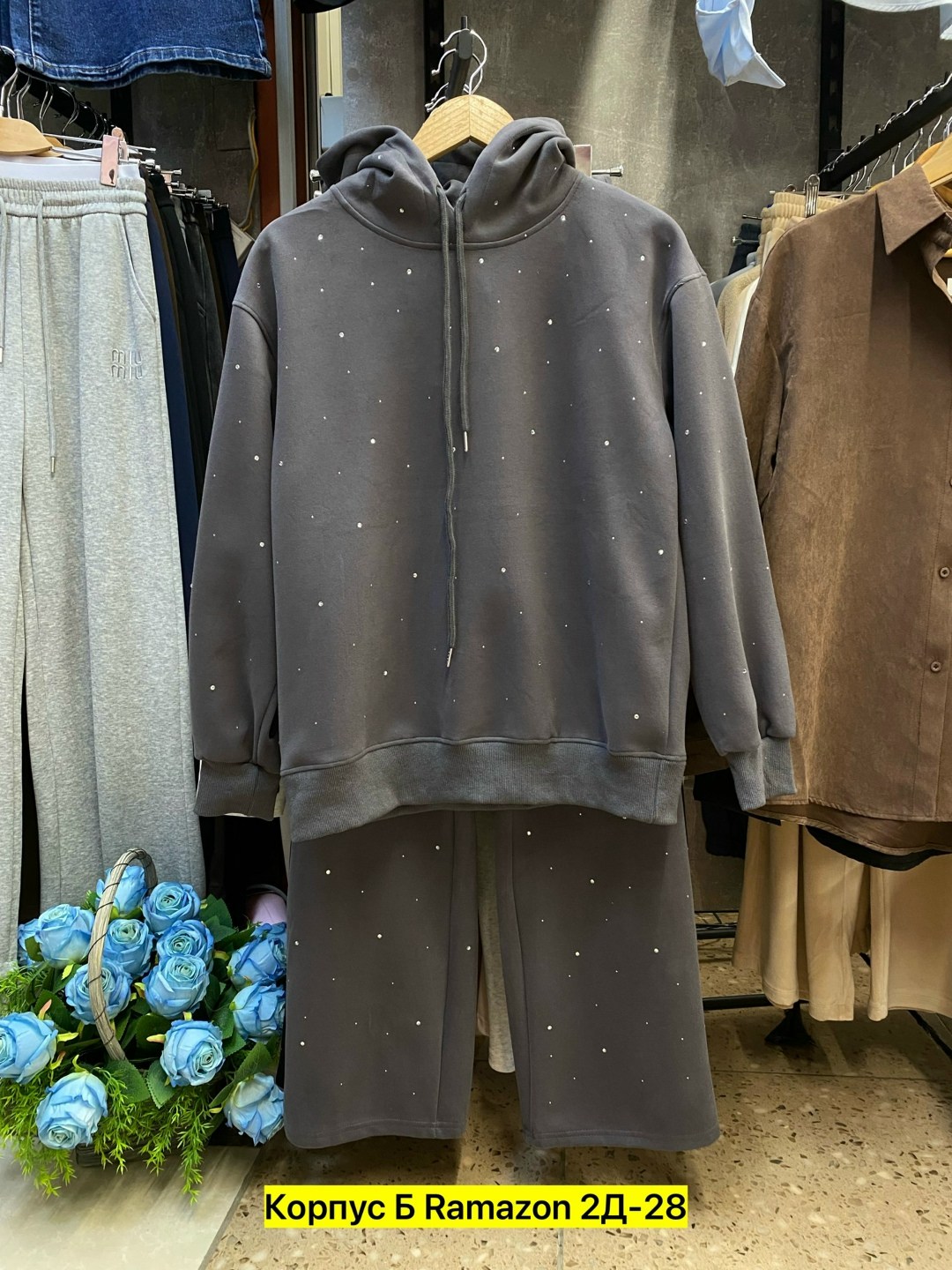 костюм со стразами,костюм спортивный в стразах,костюм женский со стразами,женский костюм,