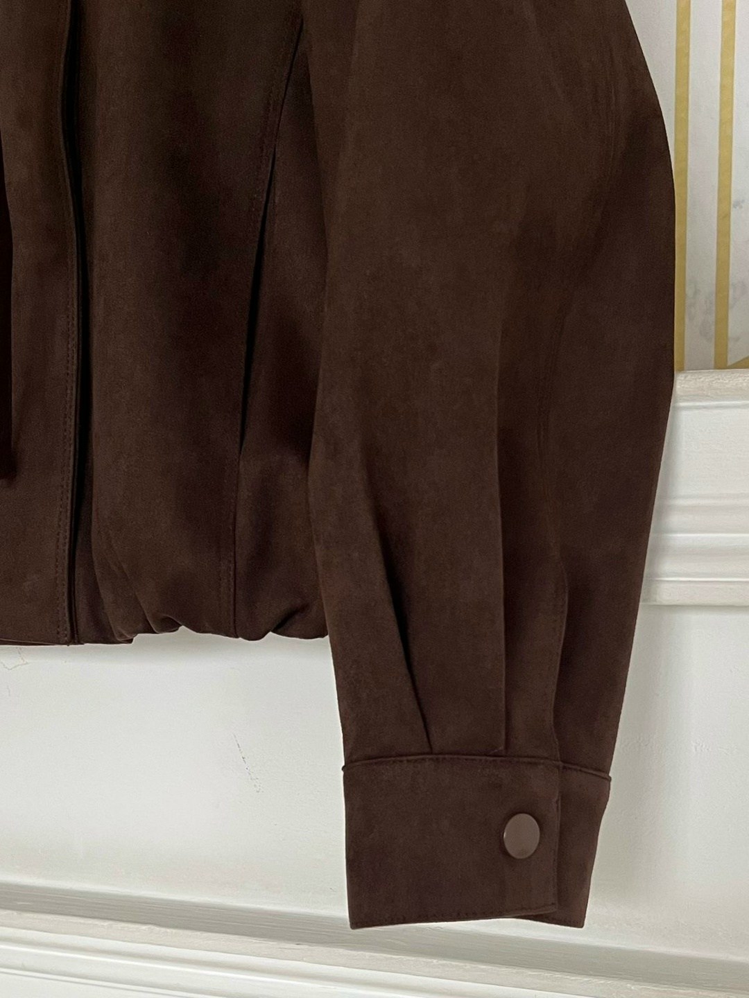 женская куртка бомбер из эко замши коричневого цвета,куртка бомбер,замшевый бомбер,замшевая куртка,рубашка вельветовая