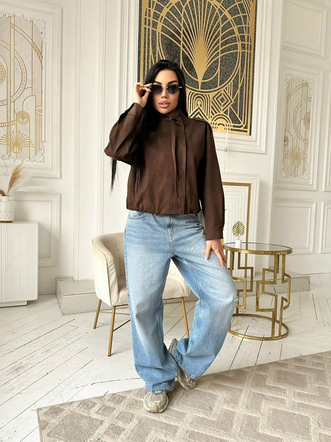 женская куртка бомбер из эко замши коричневого цвета,куртка бомбер,замшевый бомбер,замшевая куртка,рубашка вельветовая