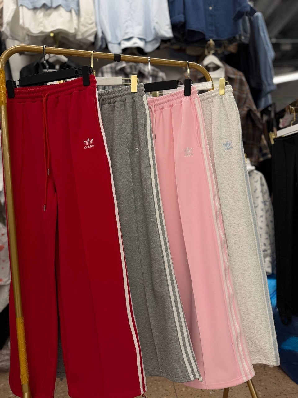 красные спортивные брюки adidas originals firebird,спортивные брюки adibreak pant adidas originals красный,брюки спортивные adidas originals,спортивные брюки adidas originals firebird loose красный,бр